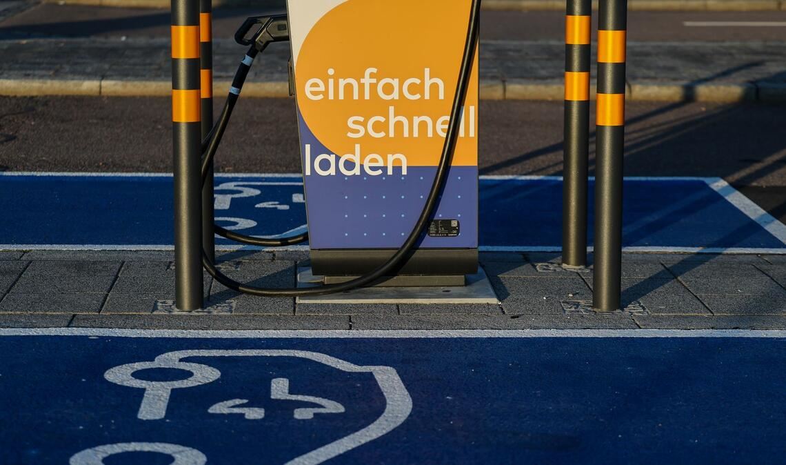 Eine Ladesäule am Flughafen Leipzig/Halle. Für Großstädter ohne eigenen Stellplatz ist das Laden eines E-Autos umständlicher und teurer als für Eigenheimbesitzer. (Symbolbild)