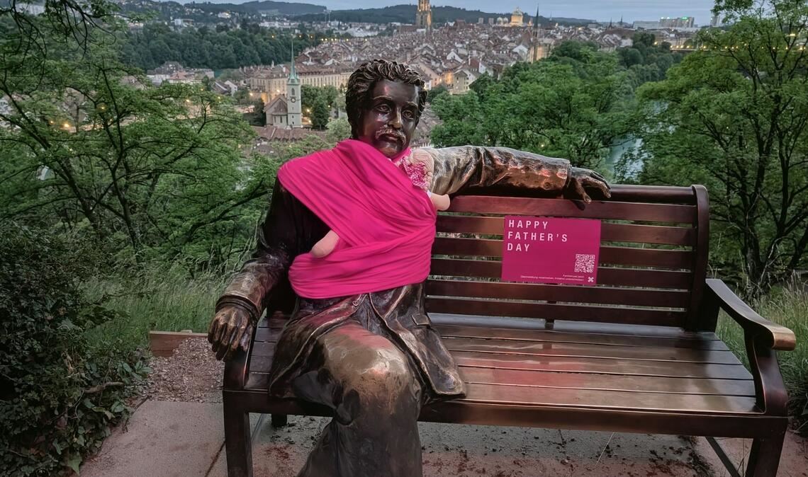 Eine Lanze für "moderne Papis" - Aktion mit pinken Babytragetüchern.