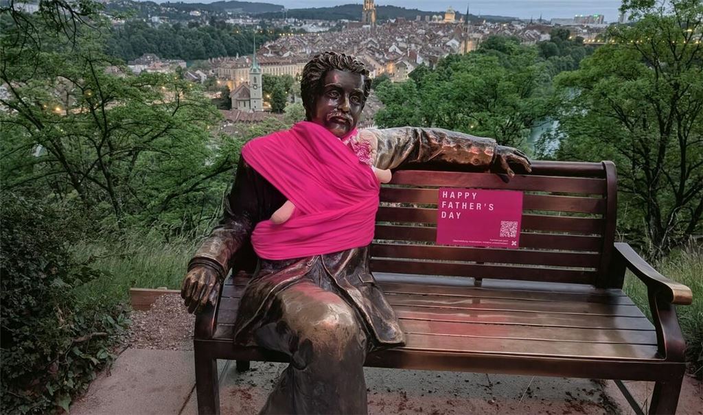 Eine Lanze für "moderne Papis" - Aktion mit pinken Babytragetüchern.