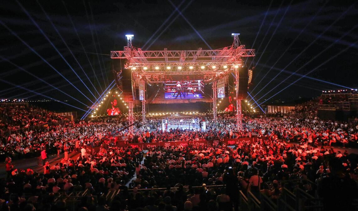 Eine Lasershow wird vor dem Boxkampf zwischen dem ukrainische Box-Star Oleksandr Usyk und Kickbox-Idol Rico Verhoeven vor den Pyramiden von Gizeh gezeigt.