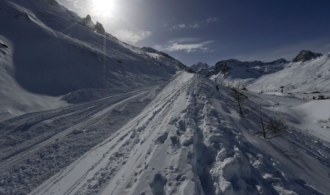Eine Lawine hat in den französischen Alpen zwei Skifahrer in den Tod gerissen (Archivbild).