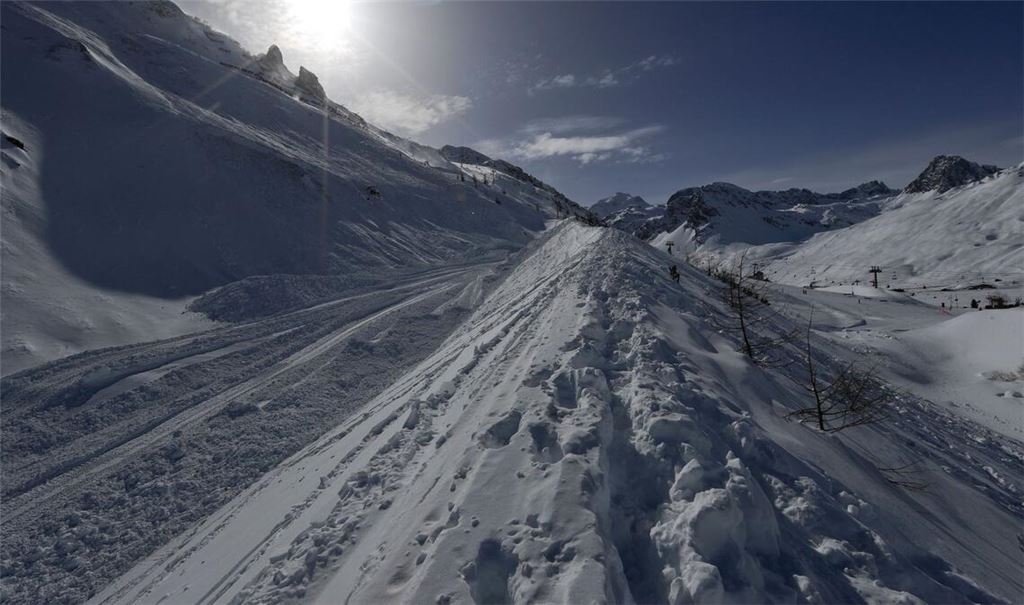 Eine Lawine hat in den französischen Alpen zwei Skifahrer in den Tod gerissen (Archivbild).
