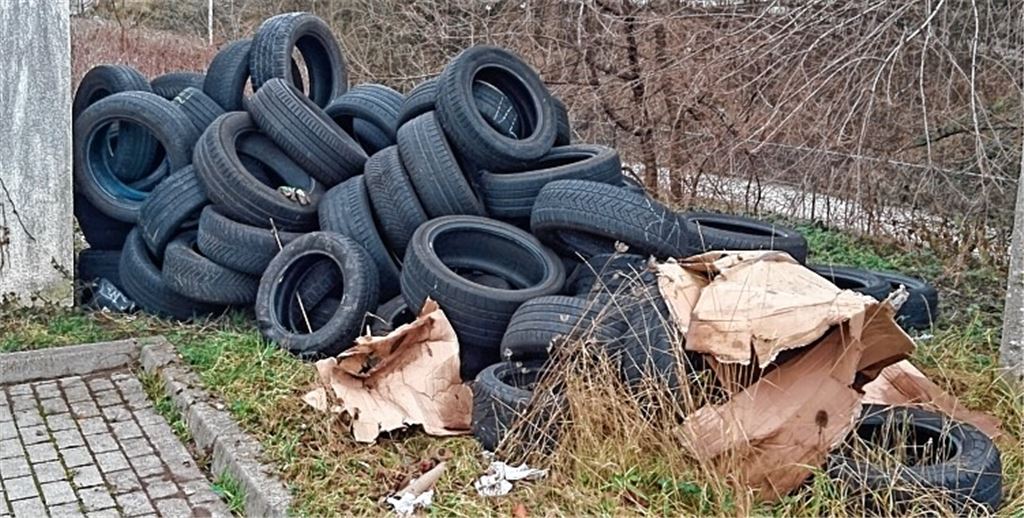 Müllsünder laden Autoreifen ab