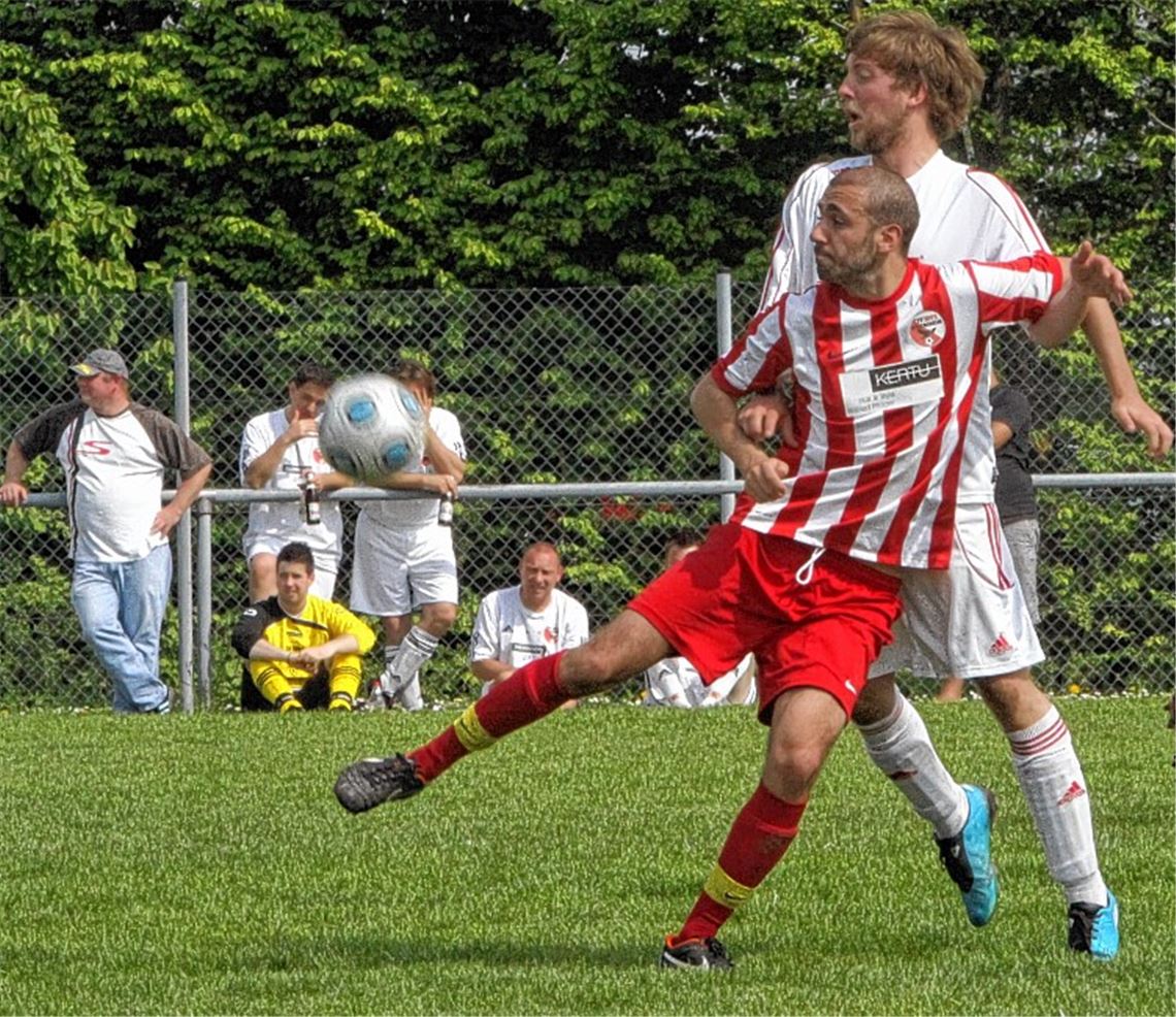 Eine Lokalderby zum Wegschauen bieten Großglattbach (in Weiß) und Wiernsheim. Foto: Eigner