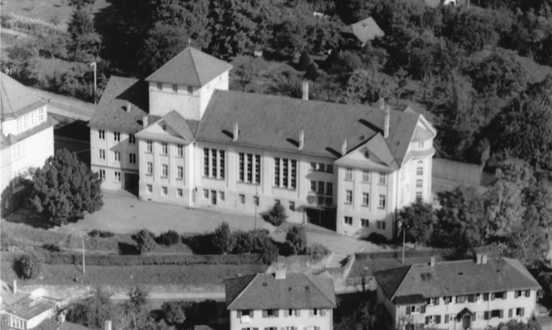 Die Lücken schließen sich Eine Luftaufnahme des Uhlandbaus von 1958. Früh etablierte sich das Haus als Veranstaltungsstätte, die überregional bekannte Künstler anzog.Stadtarchiv Mühlacker