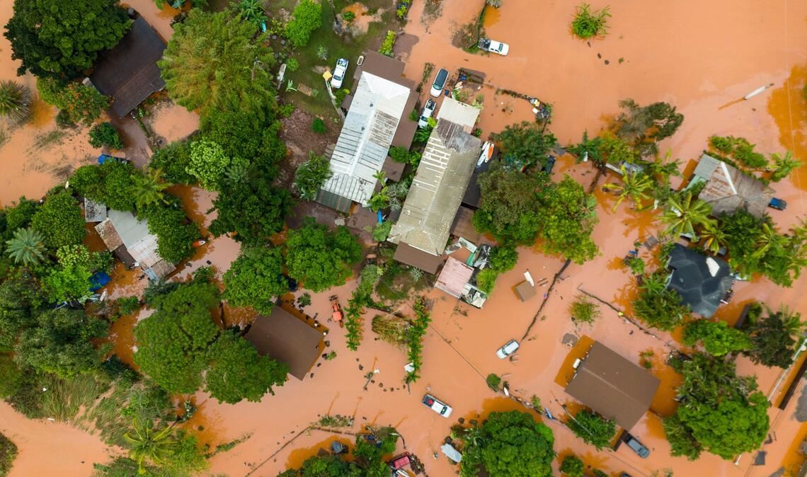 Eine Luftaufnahme zeigt die Überschwemmungen in Waialua auf der Insel Oahu auf Hawaii.