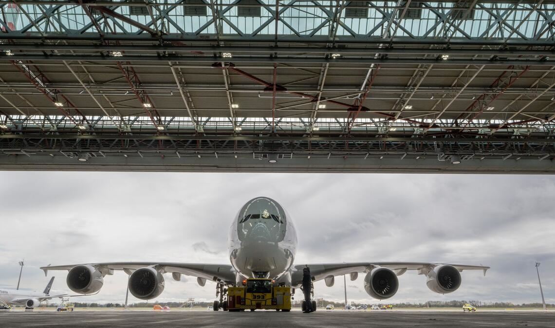 Eine Lufthansa-Maschine des Typs Airbus A380 rolltauf dem Flughafen in München.