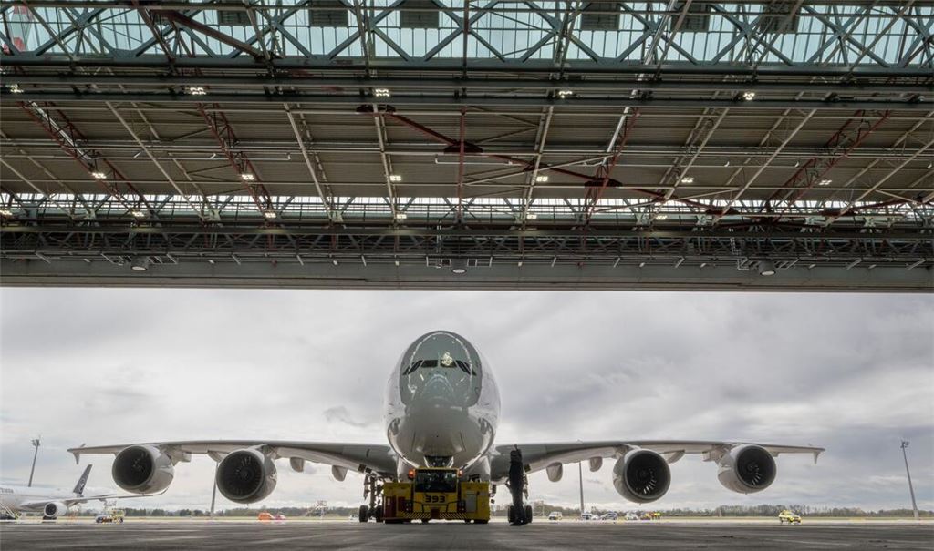 Eine Lufthansa-Maschine des Typs Airbus A380 rolltauf dem Flughafen in München.