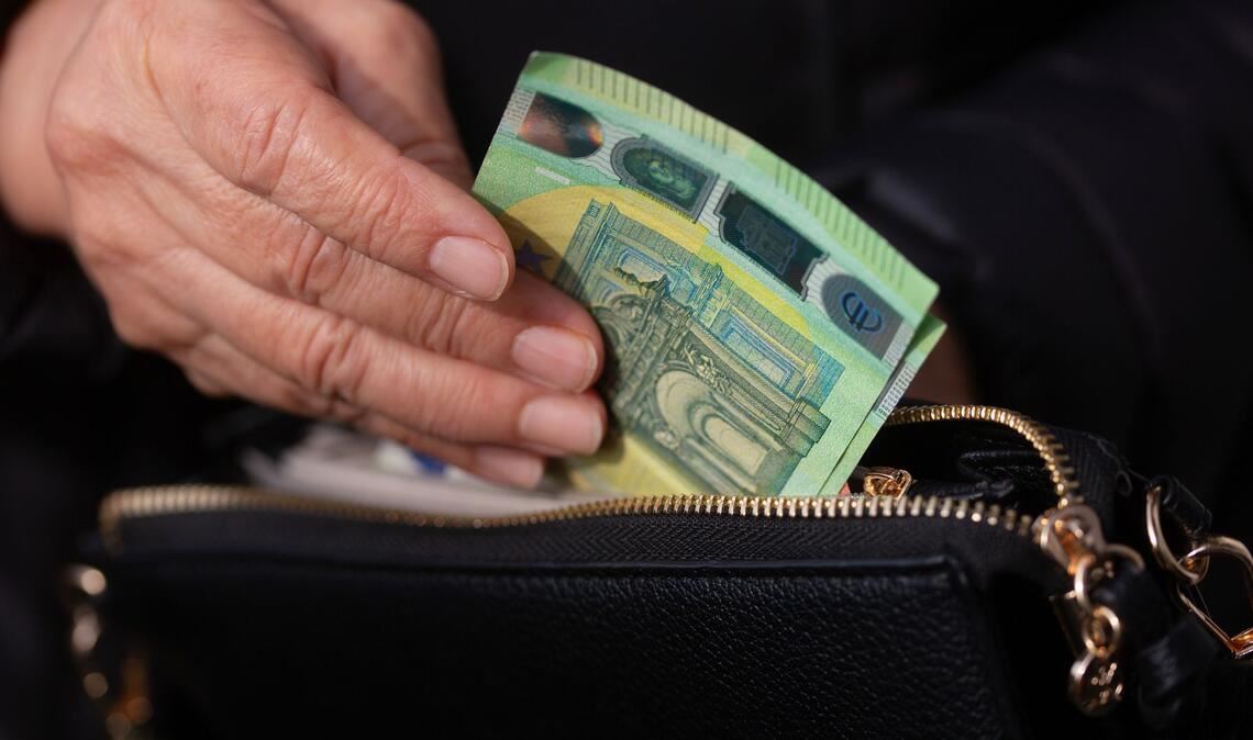 Eine Mehrheit der Bevölkerung sieht laut einer Allianz-Umfrage Lebenshaltungs- und Gesundheitskosten als größtes finanzielles Risiko im Alter. (Symbolbild)