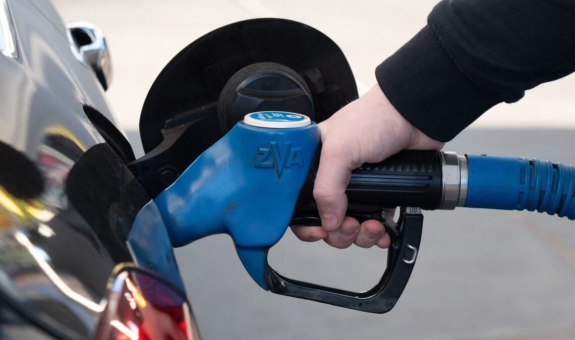 Eine Mehrheit rechnet nicht mit Preissenkungen beim Tanken. (Archivbild)