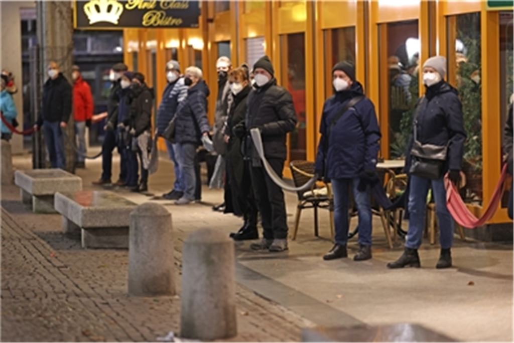 Eine Menschenkette soll Zusammenhalt zeigen. Fotos: Jürgen Müller 
