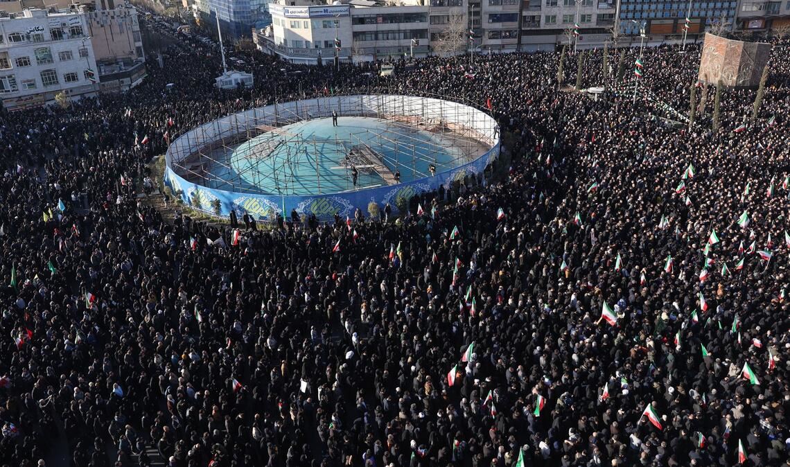 Eine Menschenmenge trauert in Teheran nach dem Tod von Ajatollah Ali Chamenei durch die Angriffe der USA und Israels.