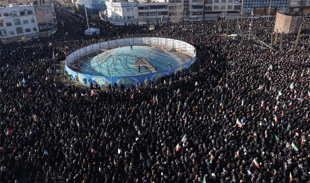 Eine Menschenmenge trauert in Teheran nach dem Tod von Ajatollah Ali Chamenei durch die Angriffe der USA und Israels.