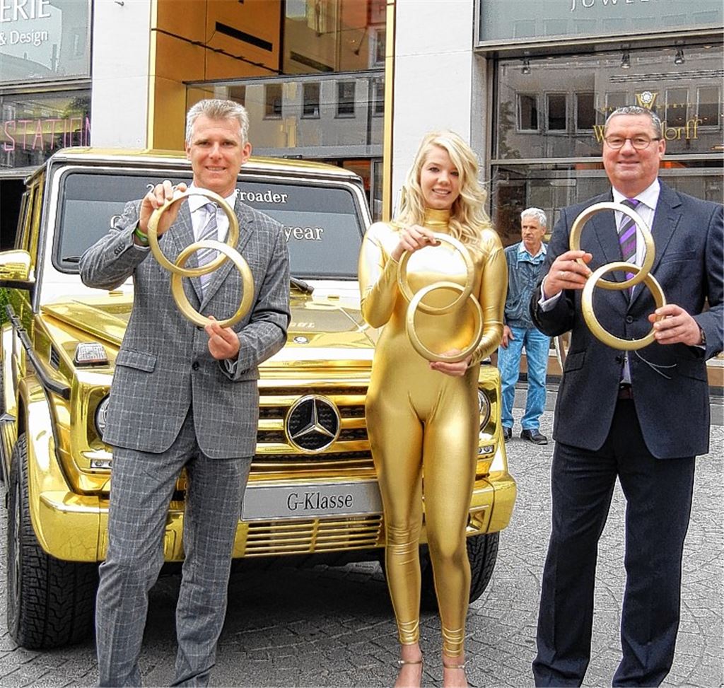 Eine Mercedes-G-Klasse bereichert den Fuhrpark der Schmuckwelten: Geschäftsführer Michael Buck, Sina Eberle und Frank Wienands von S&G Pforzheim (re.).