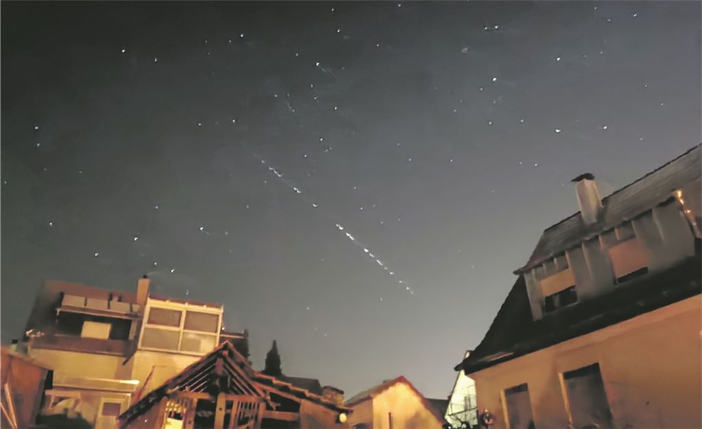 Eine Meteoritenspur ist kürzlich am Firmament über Mühlacker zu sehen gewesen. Foto: Warzawa