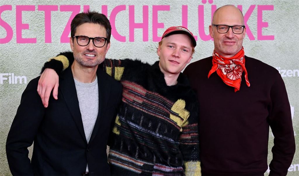 Eine Million Menschen haben die Tragikomödie mit Bruno Alexander (M) mittlerweile gesehen, die Simon Verhoeven (l) inszeniert hat nach einem Roman von Joachim Meyerhoff (r). (Archivbild)