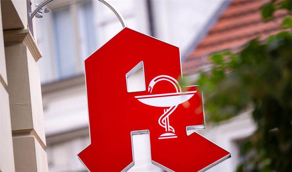 Eine Mitarbeiterin der Apotheke merkte, dass etwas nicht stimmte, und rief die Polizei (Symbolbild).