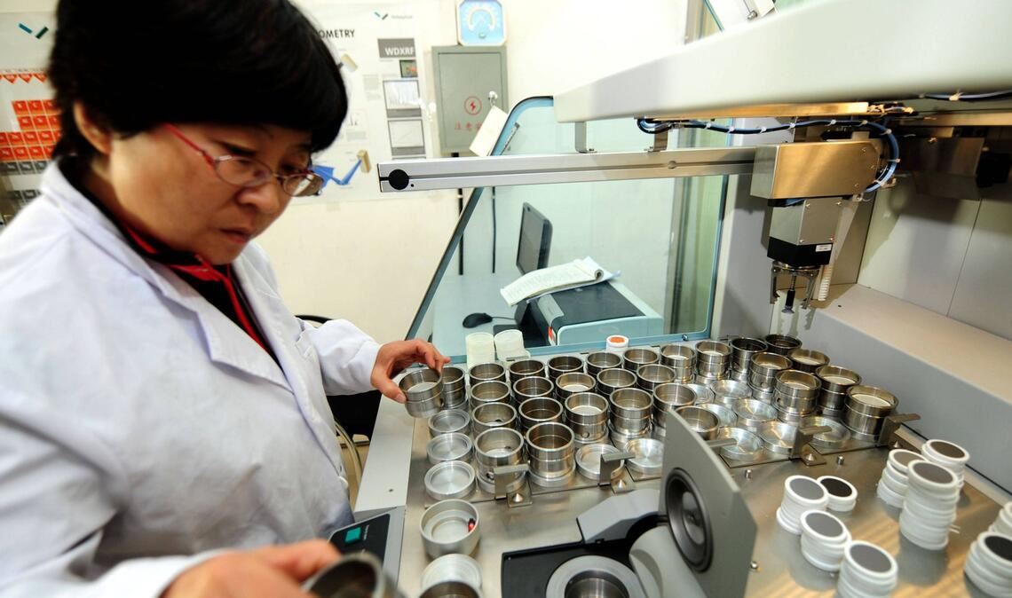 Eine Mitarbeiterin eines chinesischen Labors bei der Analyse Seltener Erden.