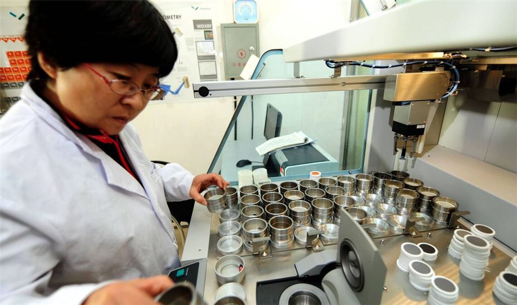 Eine Mitarbeiterin eines chinesischen Labors bei der Analyse Seltener Erden.
