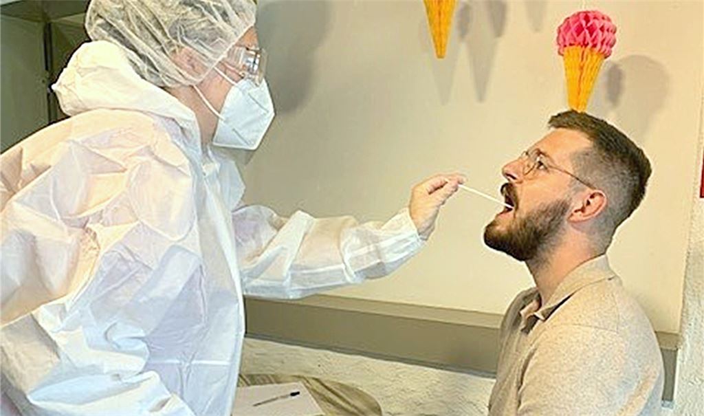 Eine Mitarbeiterin testet einen Besucher im Albert-Stehlin-Haus der Caritas. Foto: privat