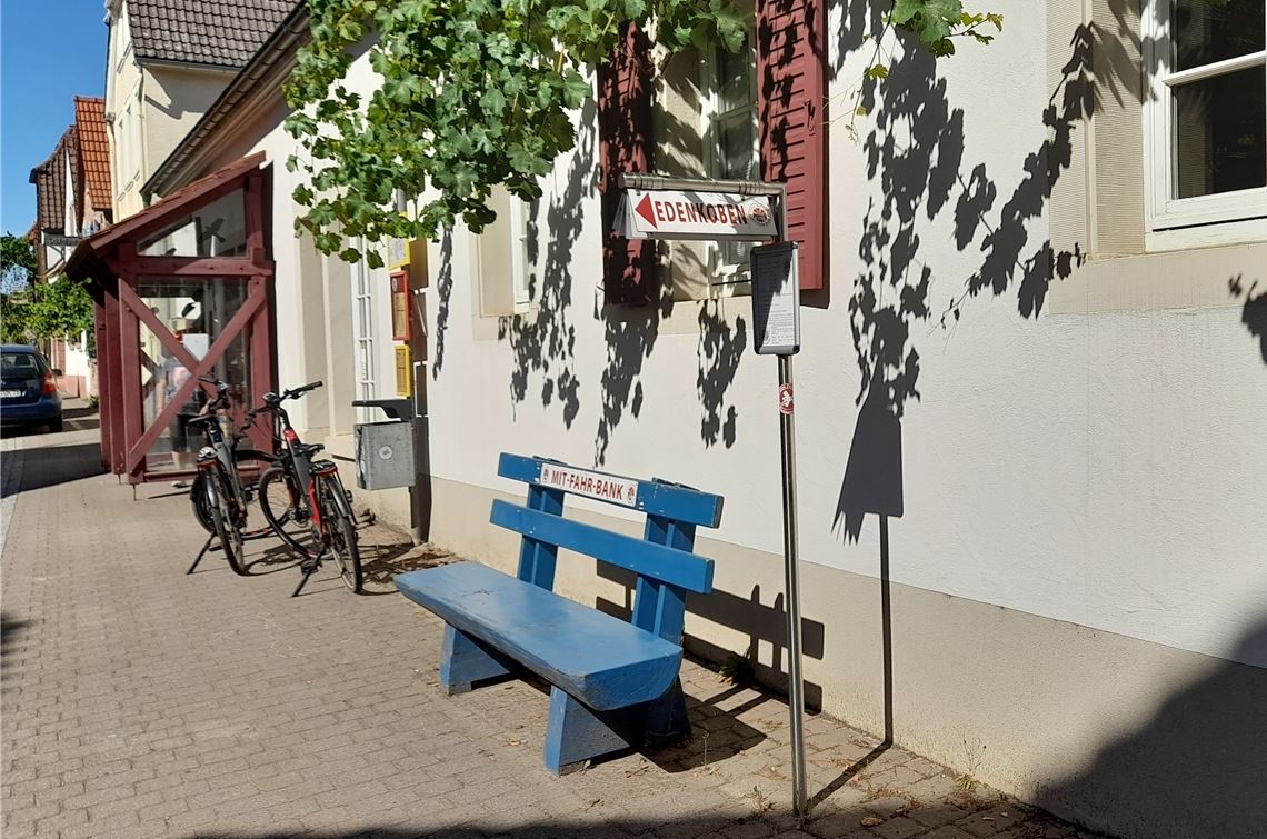 Eine Mitfahrbank in der Pfalz. Foto: Arnold