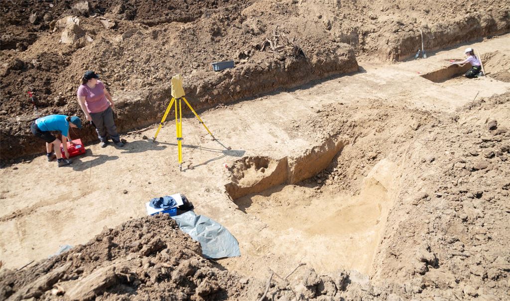 Eine Momentaufnahme vom Freitag der Vorwoche. Die Archäologen untersuchen das Gelände nahe der „Ulmer Schanz“. Fotos: Fotomoment