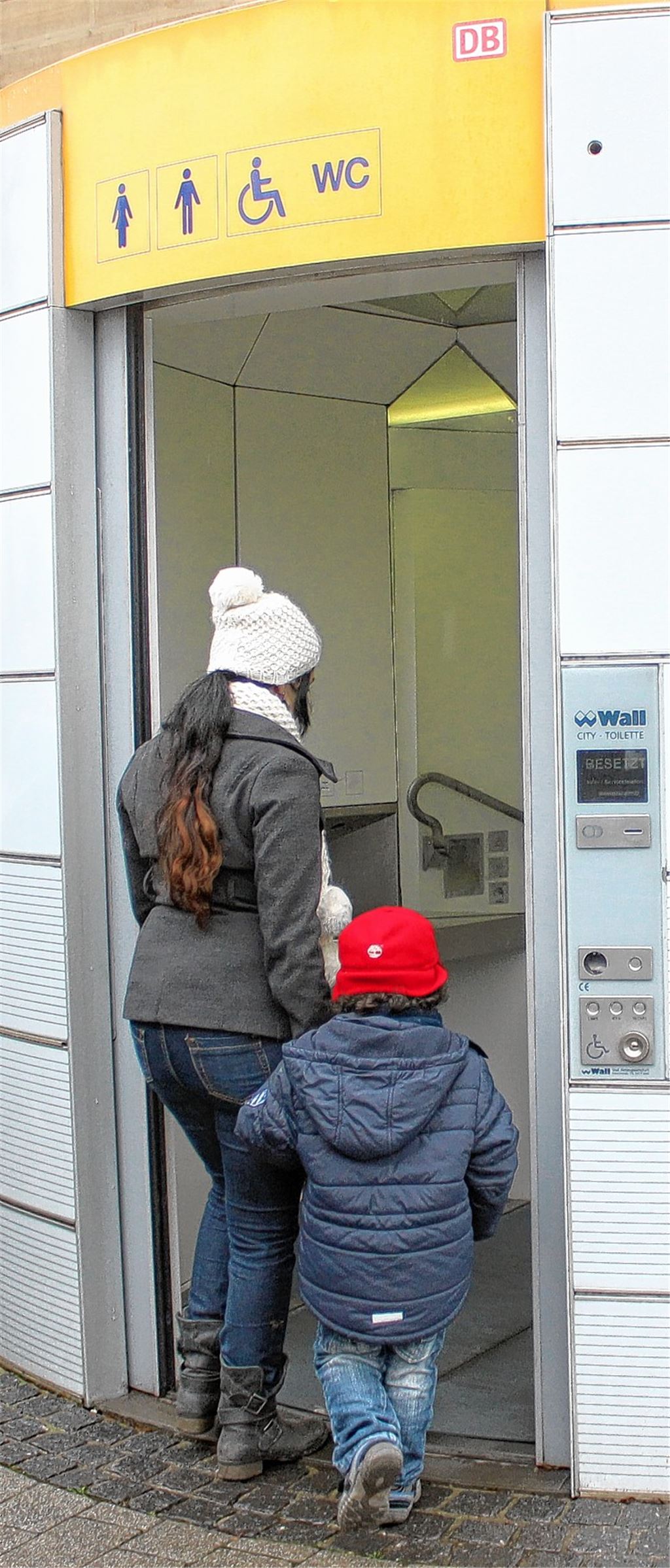 Eine Mutter und ihr Kind nutzen die öffentliche Toilette beim Bahnhof. Foto: Sadler