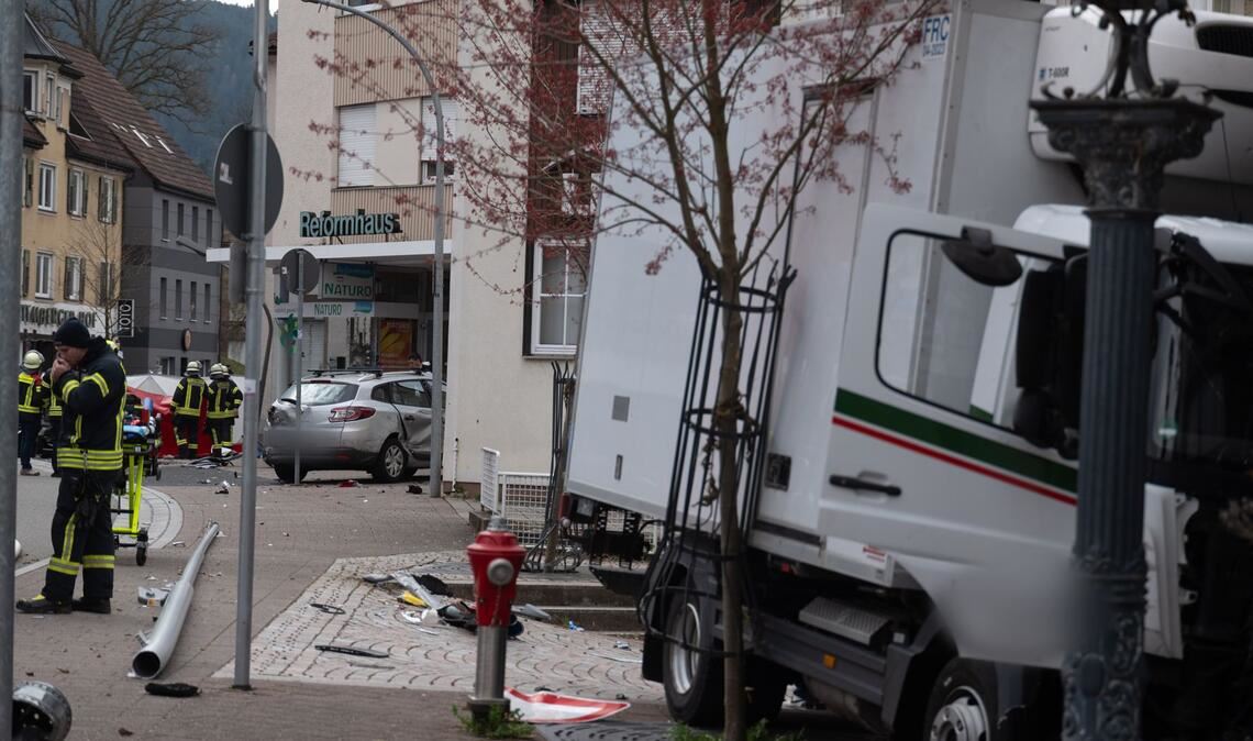 Eine Mutter und ihr Kind sind bei einem Verkehrsunfall in Schramberg  von einem Lastwagen erfasst worden und ums Leben gekommen.
