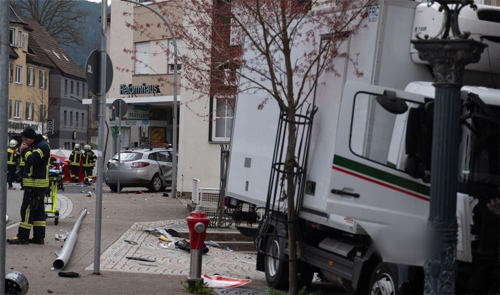 Eine Mutter und ihr Kind sind bei einem Verkehrsunfall in Schramberg  von einem Lastwagen erfasst worden und ums Leben gekommen.