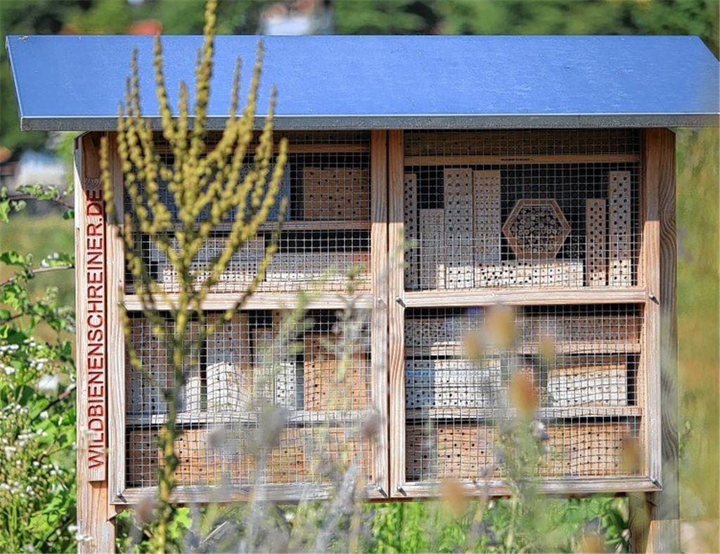 Häftlinge bauen Wildbienenhotels
