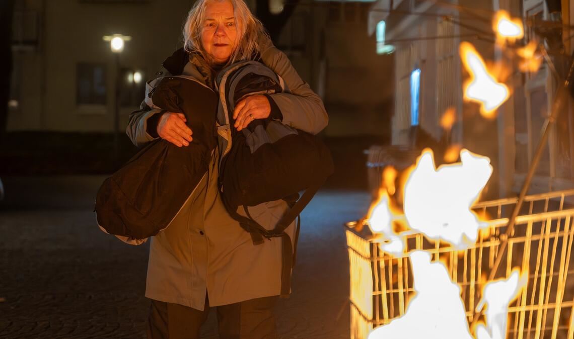 Eine Obdachlose wacht nachts auf - ihr Zelt brennt. Ein Fremder hat den Brand gelegt. Doch wer ist der Mann?