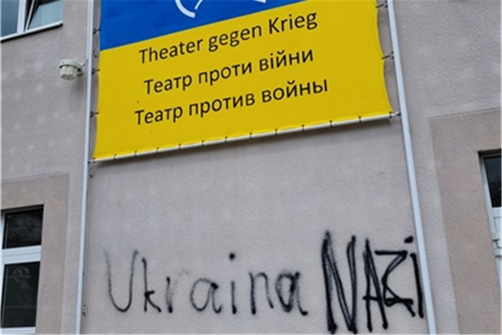 Eine Parole gegen die Ukraine an der Fassade des Theaters in Pforzheim. Foto: privat