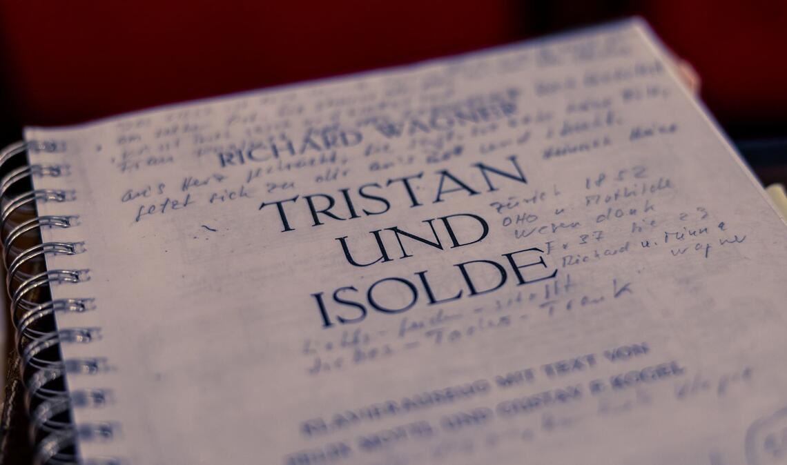 Eine Partitur der Wagner-Oper "Tristan und Isolde" - Aufnahme aus Cottbus im Jahr 2023. (Archivbild)