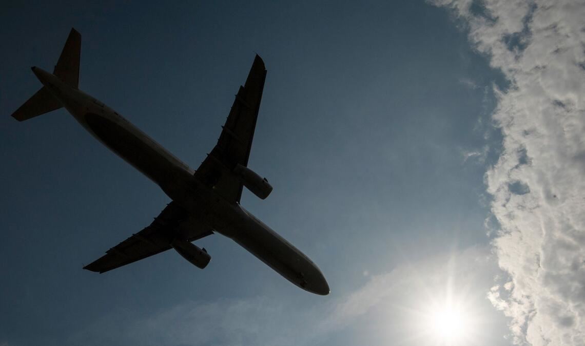 Eine Passagiermaschine landet in Frankfurt (Symbolbild).