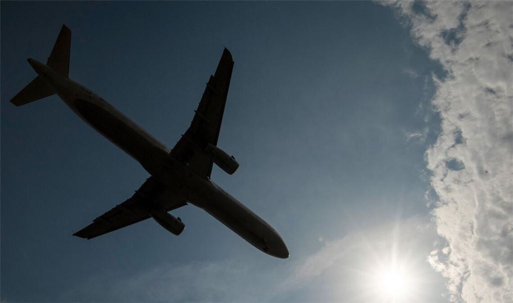 Eine Passagiermaschine landet in Frankfurt (Symbolbild).