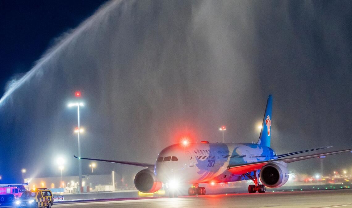 Eine Passagiermaschine von China Southern Airlines, die als erste das neue Terminal 3 angeflogen hat, wird mit Wasserfontänen am Flughafen Frankfurt begrüßt.