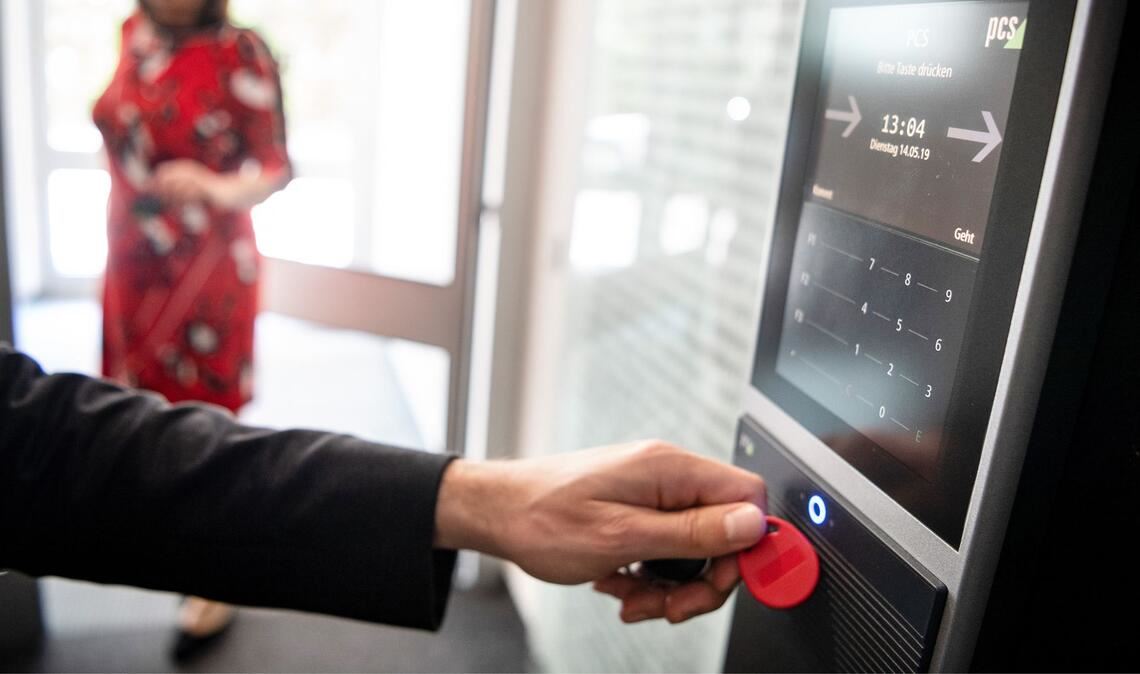 Eine Person bei der Arbeitszeiterfassung. (Symbolfoto)