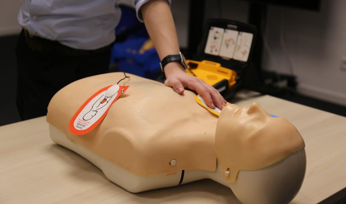 Eine Person liegt auf dem Boden und ist nicht ansprechbar. In dieser Notfallsituation lohnt es sich, zu wissen, wie eine Laienreanimation abläuft. Fotos. Deeg