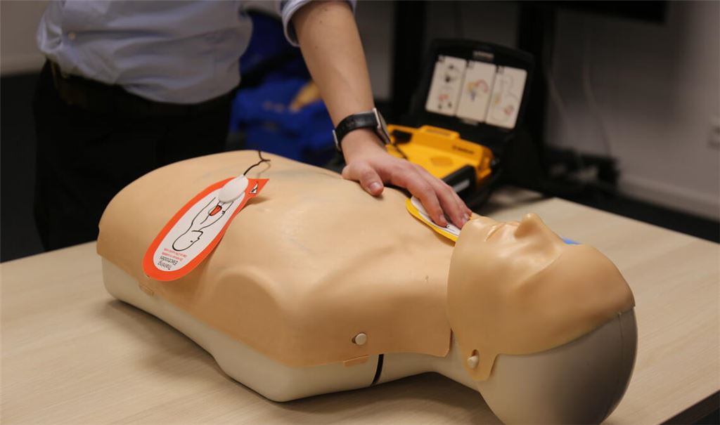 Eine Person liegt auf dem Boden und ist nicht ansprechbar. In dieser Notfallsituation lohnt es sich, zu wissen, wie eine Laienreanimation abläuft. Fotos. Deeg