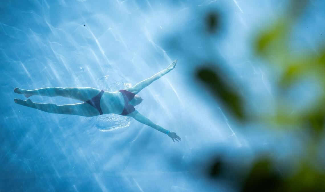 Eine Person schwimmt im Sky Pool in der Nähe der US-Botschaft in Nine Elms, Südlondon.