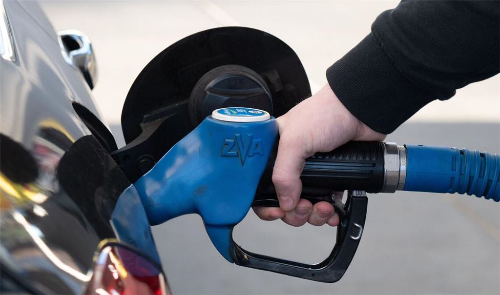 Eine Person tankt ein Auto an einer Tankstelle. (Symbolfoto)