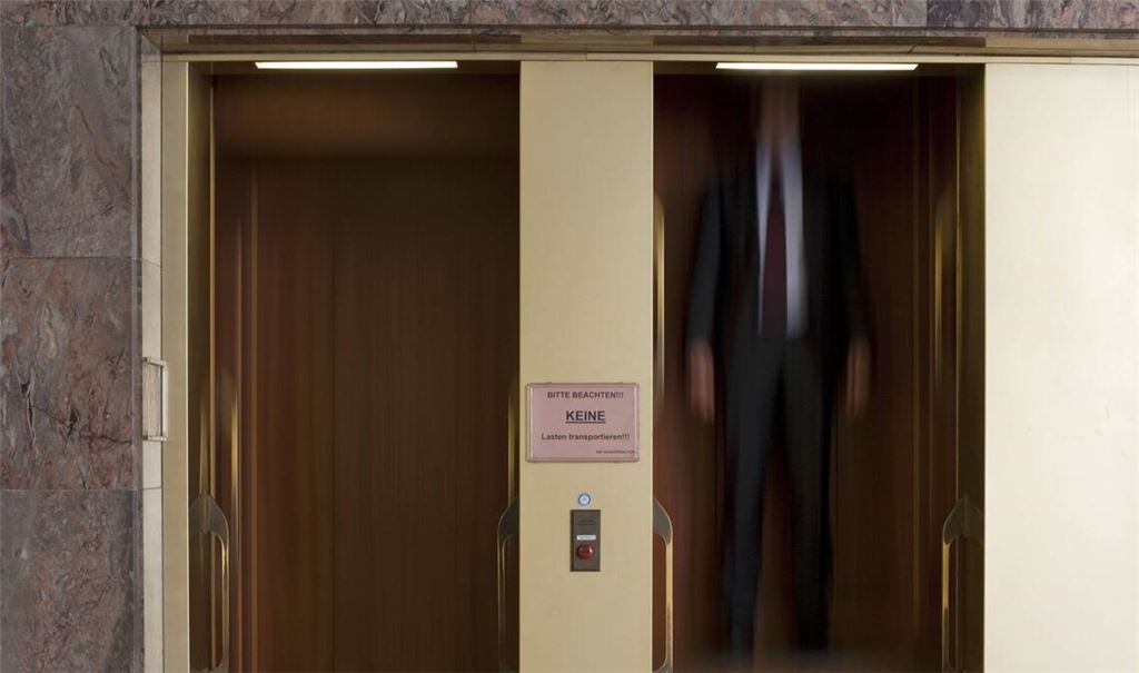 Eine Person wurde in Berlin in einem Paternoster eingeklemmt und tödlich verletzt (Symbolbild).
