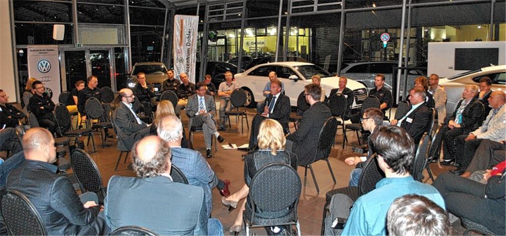 Eine Plattform für Visionen: das Innovationsforum der Wirtschaftsjunioren in der Ausstellungshalle des Autozentrums Dobler in Mühlacker.