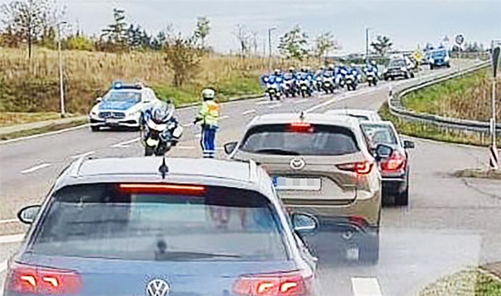 Eine Polizeieskorte zu Übungszwecken bremst den Verkehr aus. Foto: Myroshnichenko