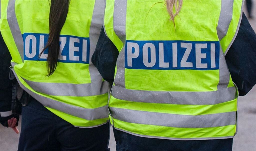 Eine Polizeikontrolle in Bauschlott zeigt: Sperrschilder an einer Baustelle interessieren nicht jeden Autofahrer und jede Autofahrerin. Symbolbild: Archiv