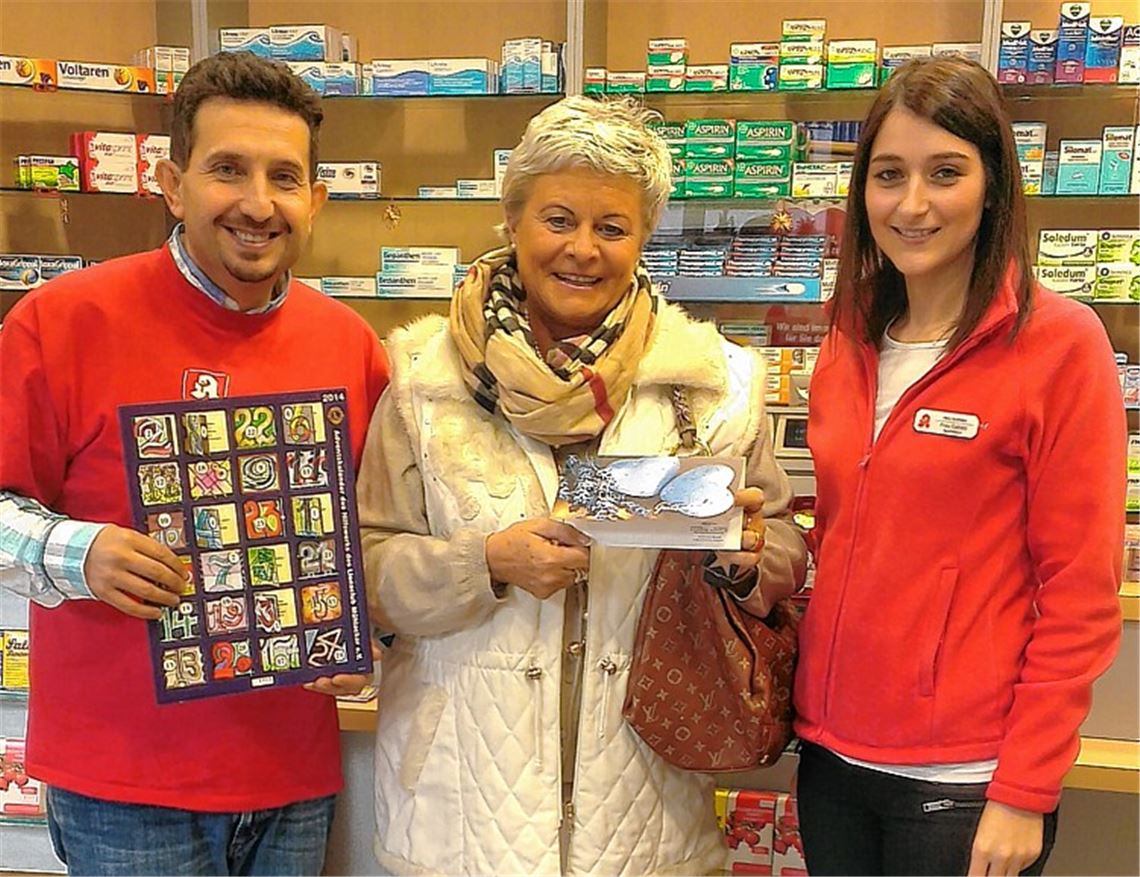 Eine Preisvergabe von vielen: Anette Whitehurst (Mitte) nimmt einen Gutschein der Herz-Apotheke entgegen.