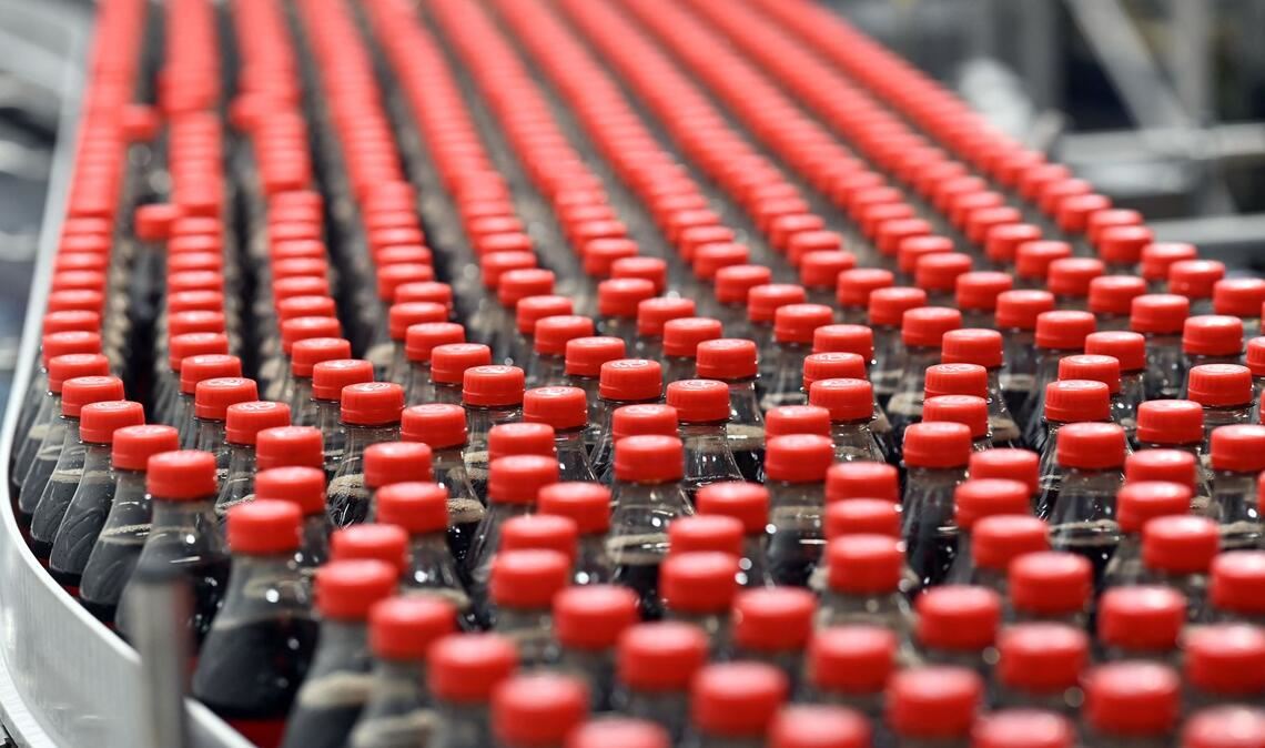 Eine Produktionsanalge von Coca-Cola. (Archivbild)