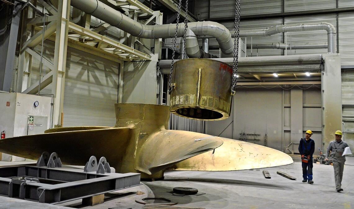 Eine Propellerkappe wird über einen Propeller bewegt. MMG in Waren (Müritz) fertigt vor allem Festpropeller (wie hier im Bild) und daneben Teile für Verstellpropeller.