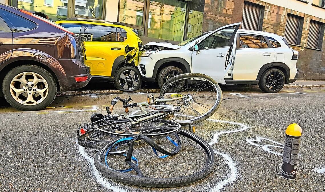 Eine Radfahrerin ist bei dem Unfall schwer verletzt worden.