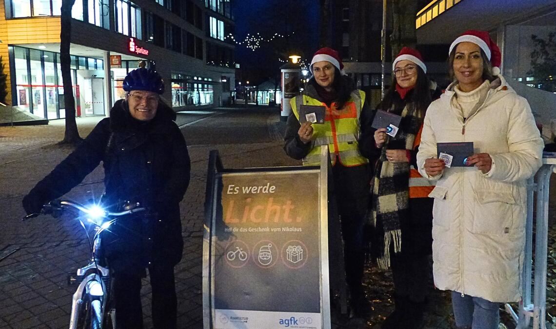 Eine Radlerin mit gut beleuchtetem Rad erfreut die Mühlacker Klimaschutzmanagerin Teresa Krannich sowie Julia Fieß und Hülya Oduncu vom Ordnungsamt (v.li.). Foto: privat